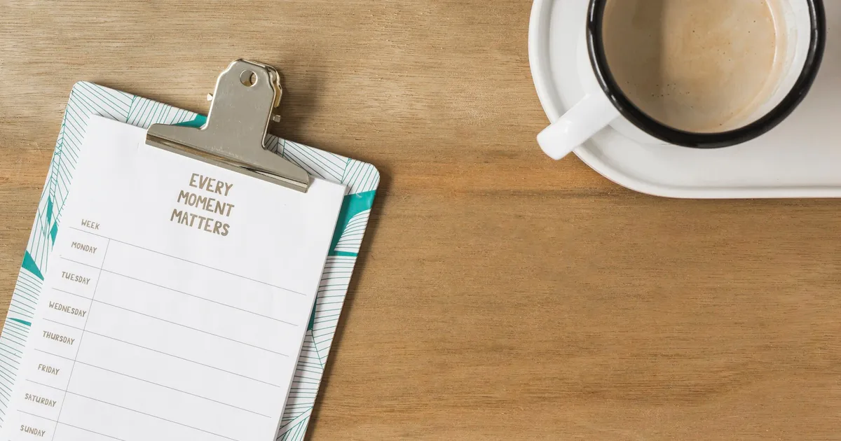 Cuaderno con plan semanal junto a una taza de café sobre mesa de madera, símbolo de cómo priorizar qué emergencias preparar en casa con calma