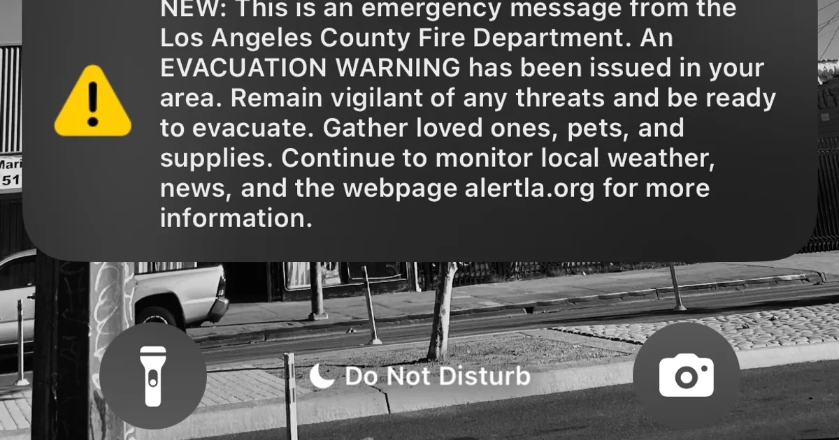 Aviso de emergencia ES-Alert sonando en un móvil durante una alerta de Protección Civil en España
