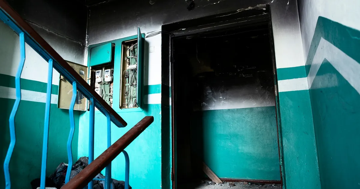 Equipo de emergencia y supervivencia organizado sobre superficie de madera para kit de conflicto bélico