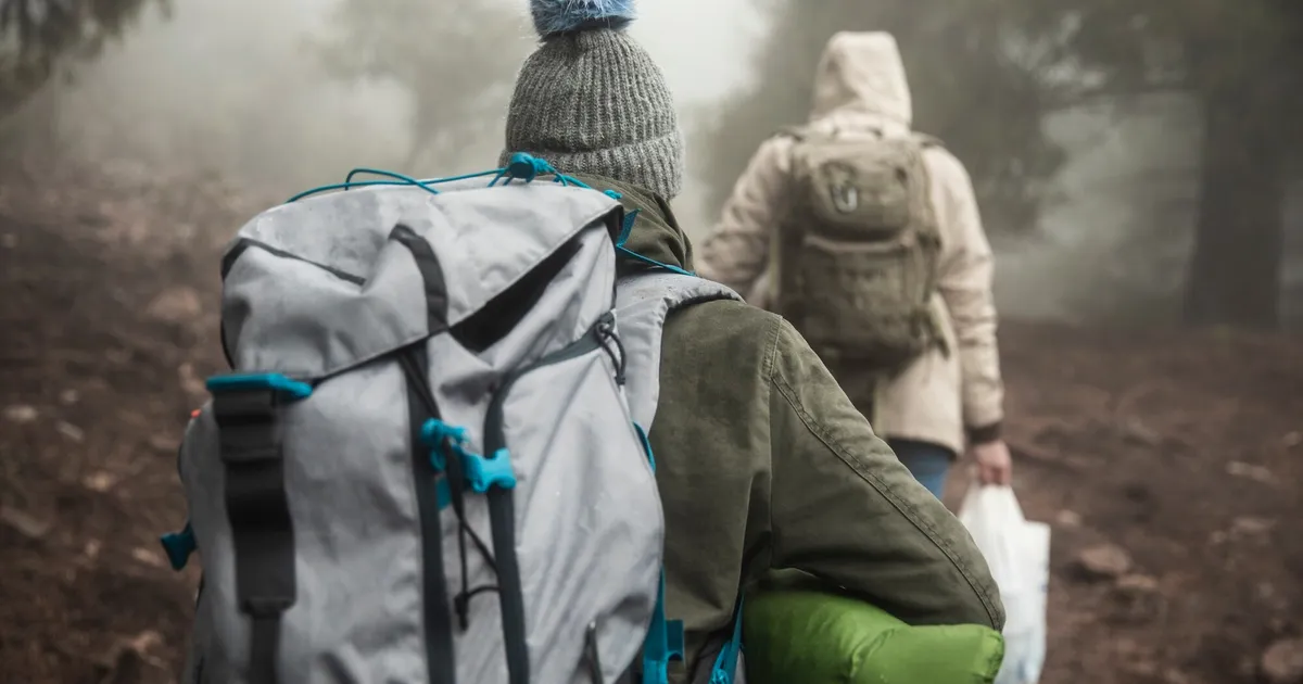 Escaladores con mochilas de montaña preparados con kit de supervivencia en alta montaña