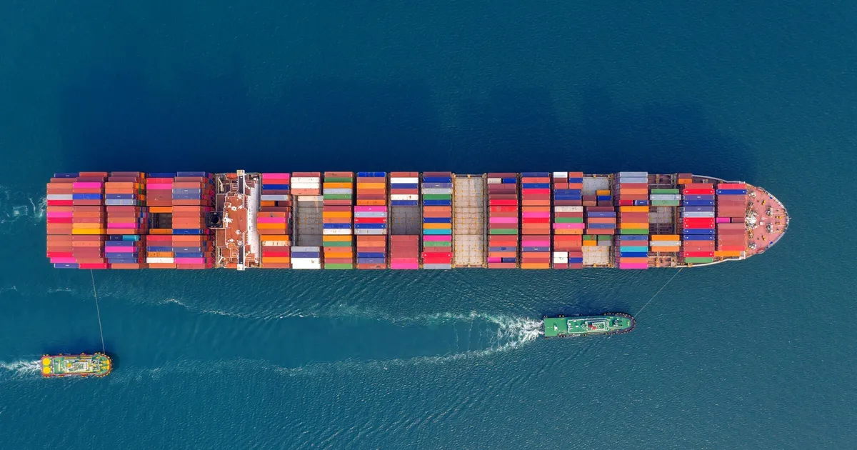 Vista aérea de un buque portacontenedores navegando en mar abierto, representando la cadena de suministro marítima de la que dependen las islas españolas