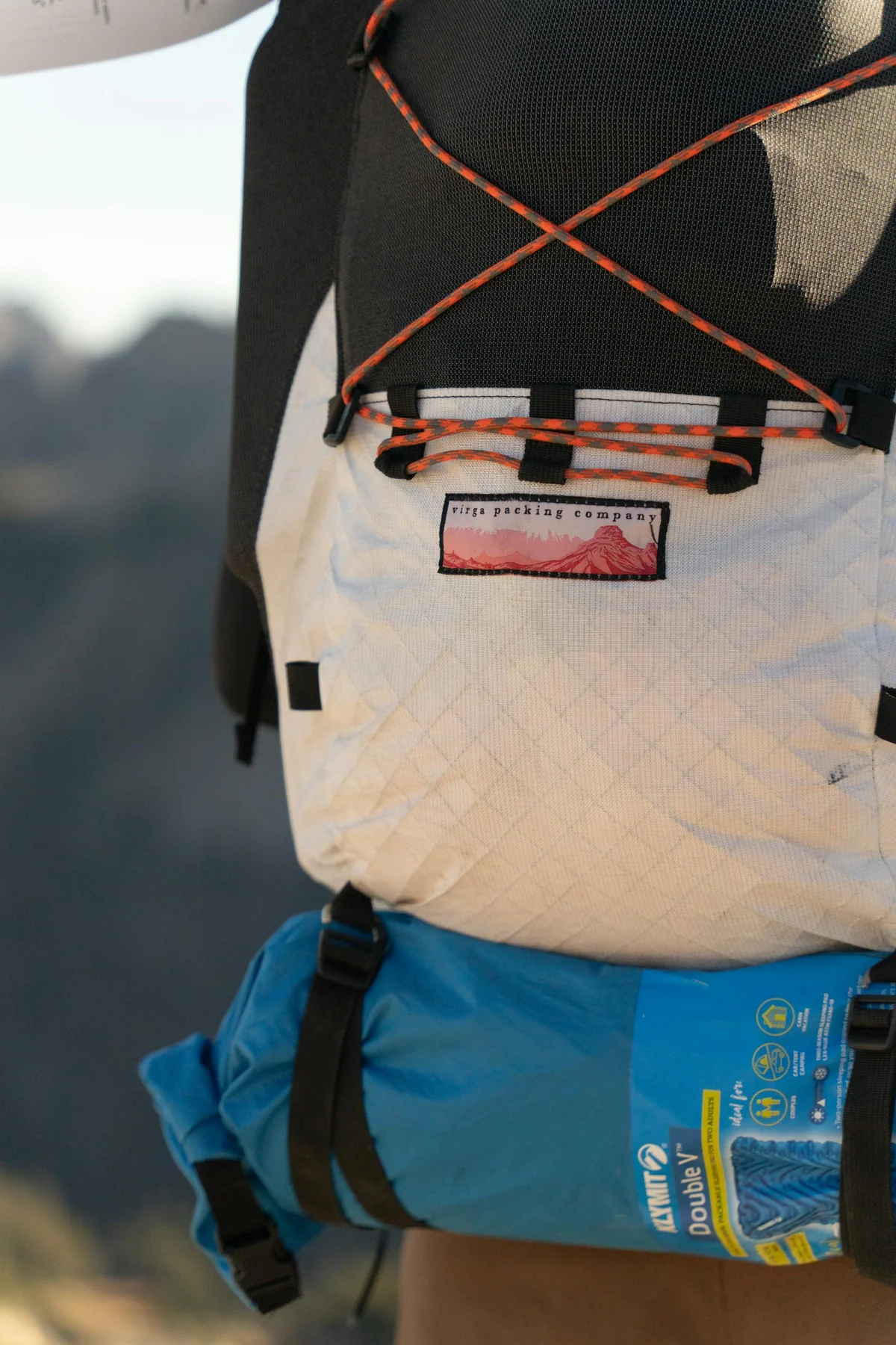 Mochila de supervivencia con equipo desplegado: linterna, multiherramienta, agua, comida, botiquín