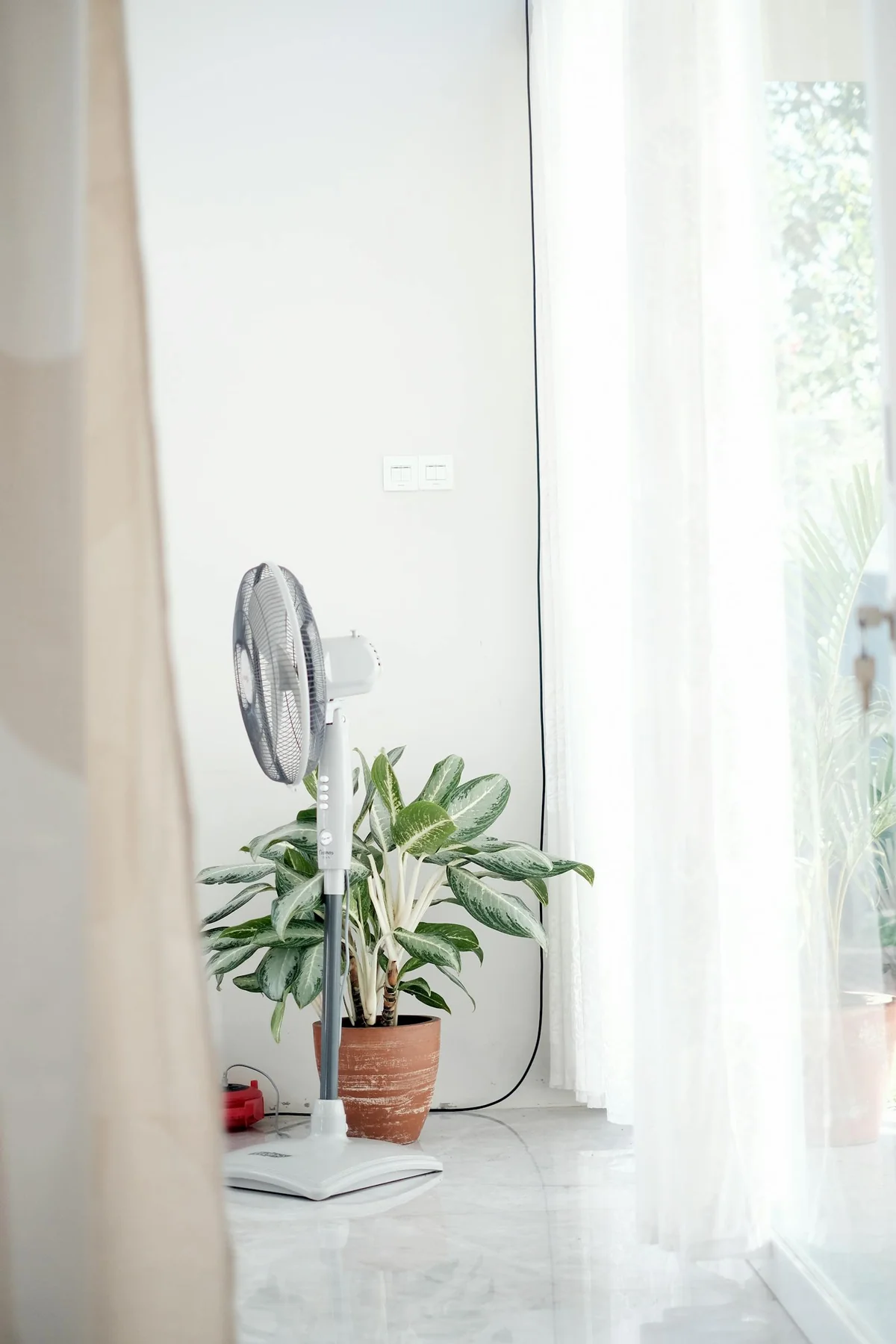 Ventilador y persiana cerrada en interior durante ola de calor