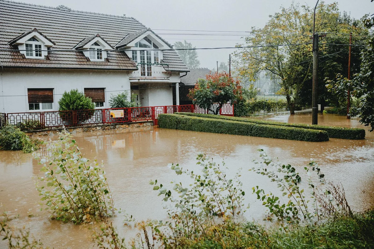 Casa rodeada de agua durante una inundación