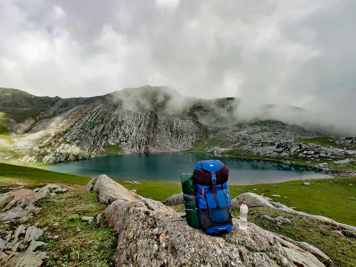 Paisaje montañoso de los Pirineos españoles con lago al fondo