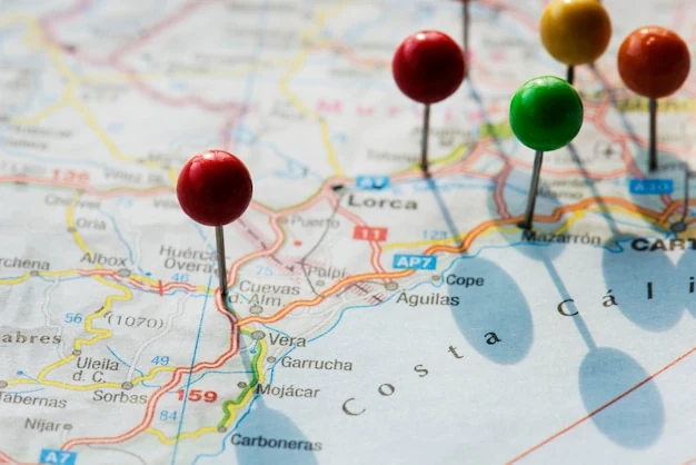 Mapa y brújula para planificar rutas de evacuación