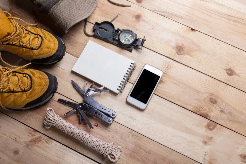 Material esencial para bolsa de evacuación organizado por categorías: agua, comida, luz, botiquín y documentos